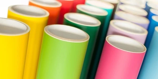 Lieferwagen mit Fahrzeugbeschriftung